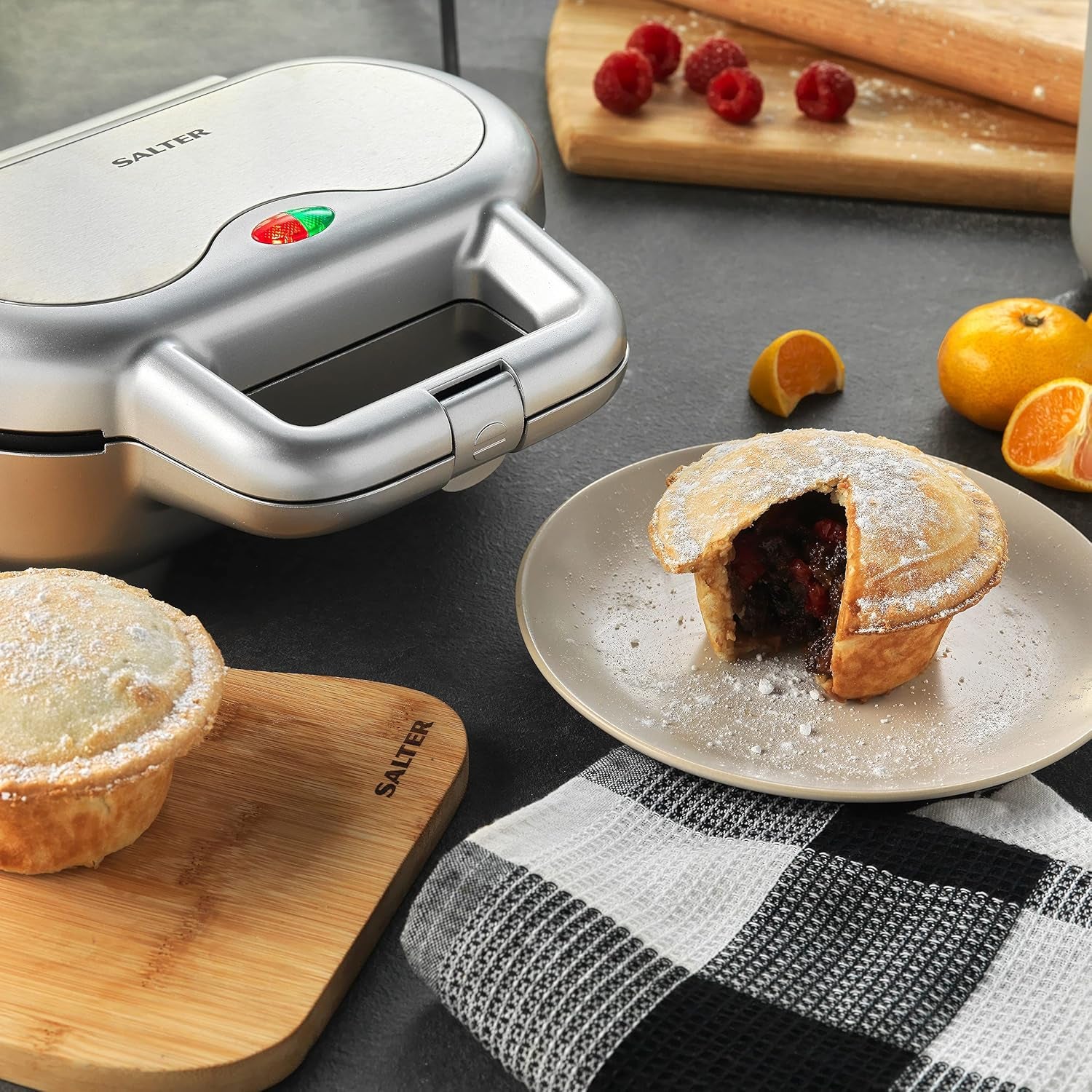 EK4082 XL Double Pie Maker - Twin Deep-Fill Pie Machine, Non-Stick & Crimp-Edged Cooking Plates, 3-5 Minute Pre-Heat, Locking Latch, Fruit/Meat/Mince Pies, 9Cm Diameter X 7Cm Depth Pies, 900W