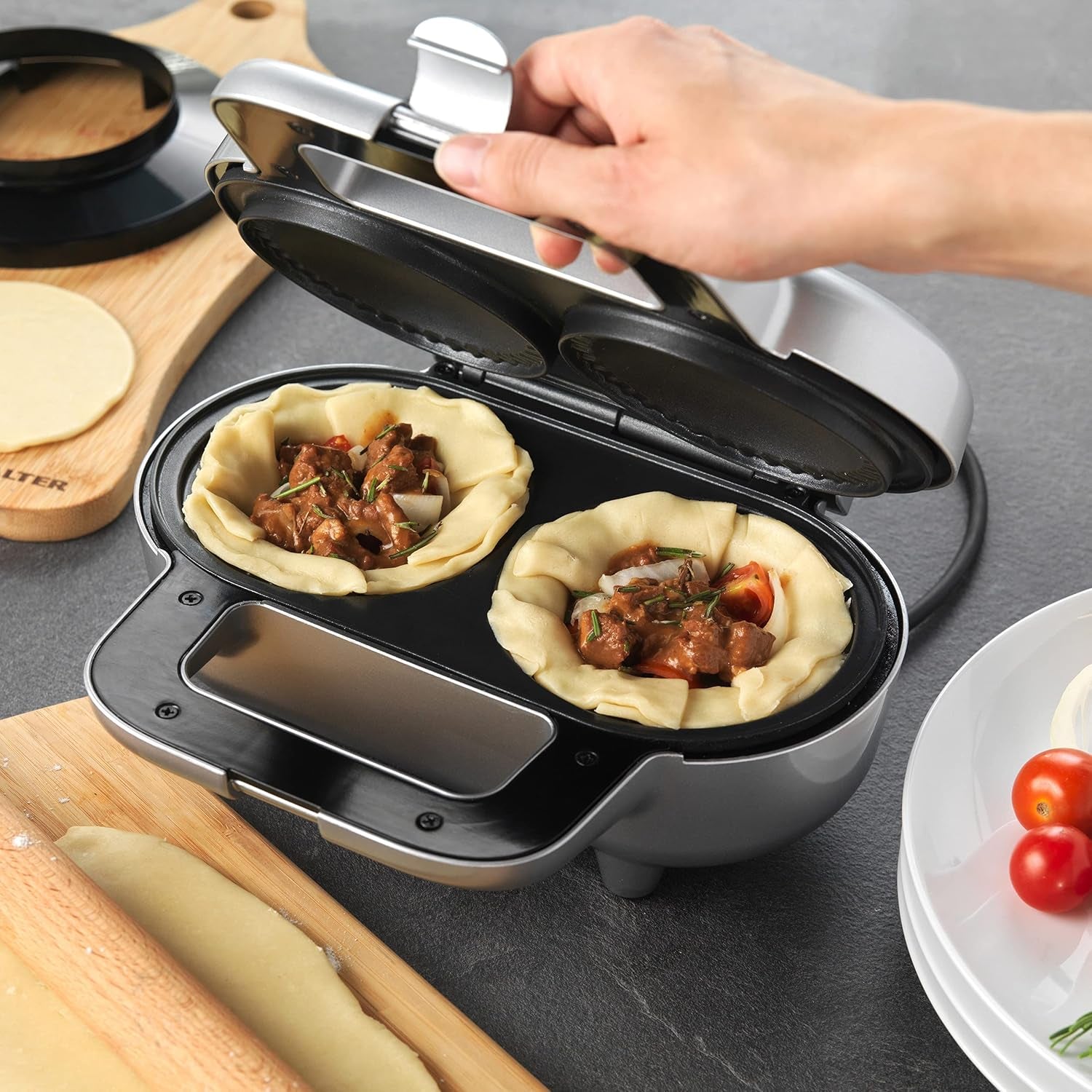 EK4082 XL Double Pie Maker - Twin Deep-Fill Pie Machine, Non-Stick & Crimp-Edged Cooking Plates, 3-5 Minute Pre-Heat, Locking Latch, Fruit/Meat/Mince Pies, 9Cm Diameter X 7Cm Depth Pies, 900W