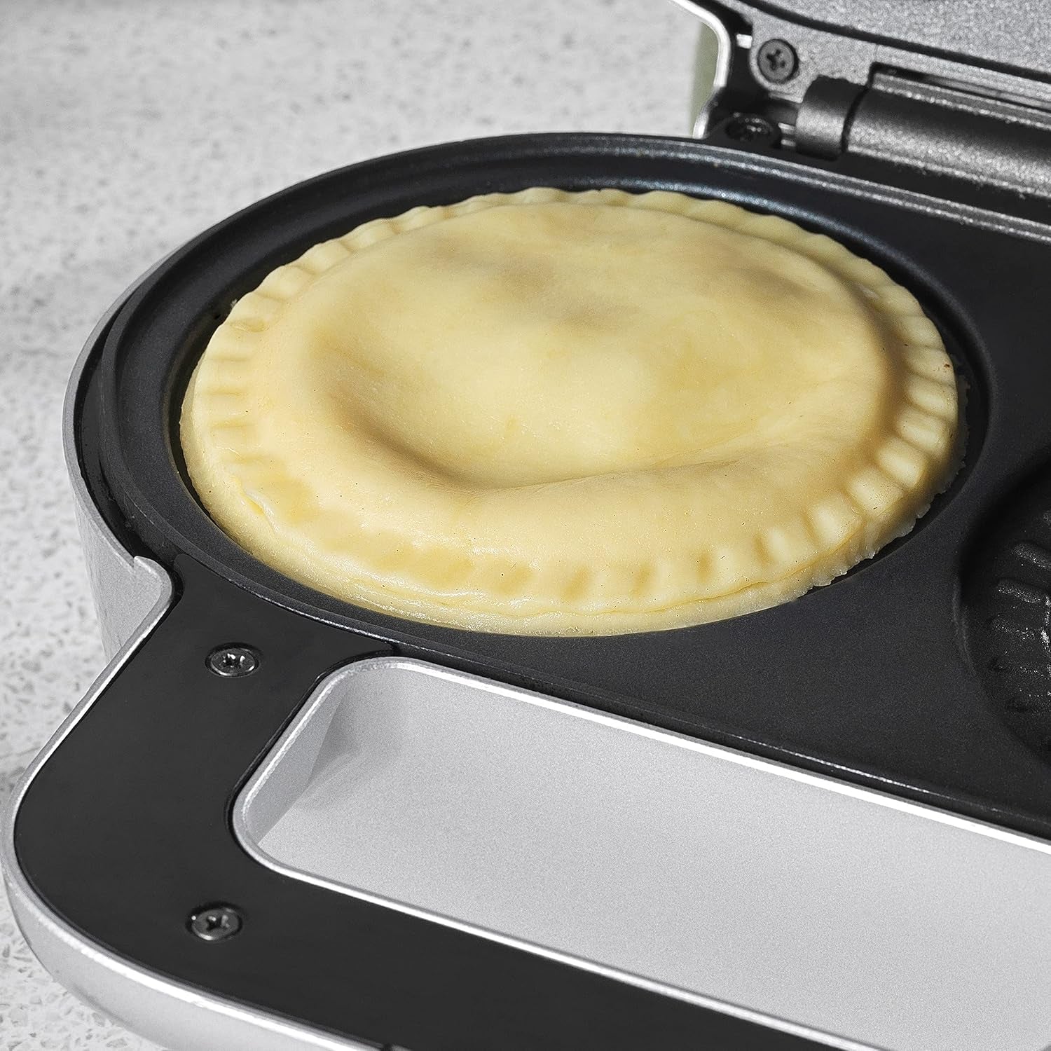 EK4082 XL Double Pie Maker - Twin Deep-Fill Pie Machine, Non-Stick & Crimp-Edged Cooking Plates, 3-5 Minute Pre-Heat, Locking Latch, Fruit/Meat/Mince Pies, 9Cm Diameter X 7Cm Depth Pies, 900W